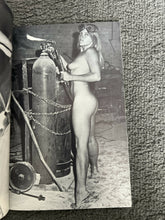 Load image into Gallery viewer, Vintage magazine Photo-roman #27 Sexy cocktail France 1974
